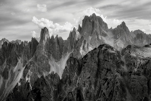 Montañas Rocosas con desafiantes picos en blanco y negro