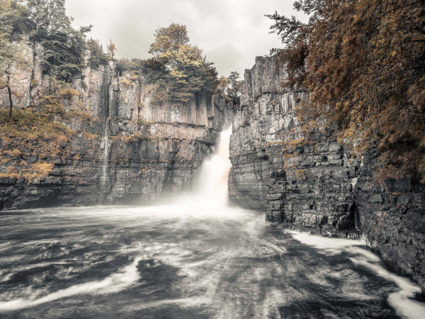 Cascada Velo de montaña entre acantilados