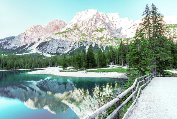 Espejo natural: el lago que refleja las montañas