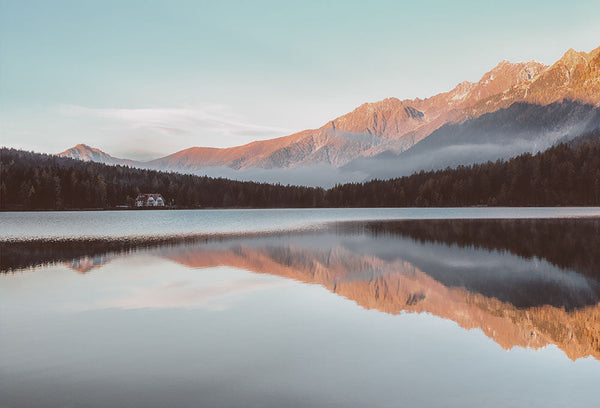 Amanecer tranquilo en las montañas con lago