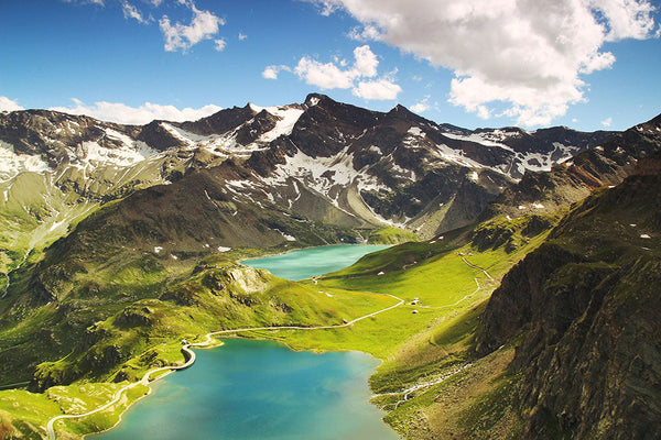 Lago azul entre montañas y picos nevados