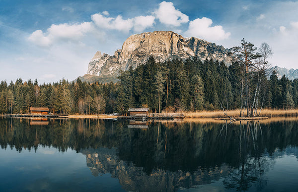 Espejo natural: reflejos del lago y la montaña