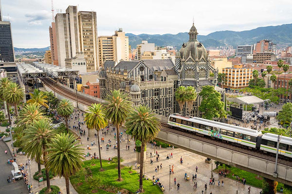 Vista vibrante del centro de Medellín, Colombia